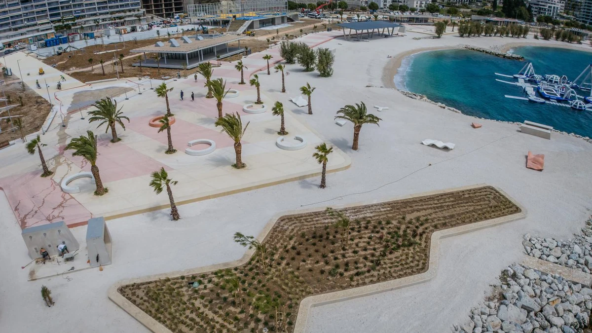 Obalna šetnica Žnjan u Splitu s pješačkim površinama i plažom